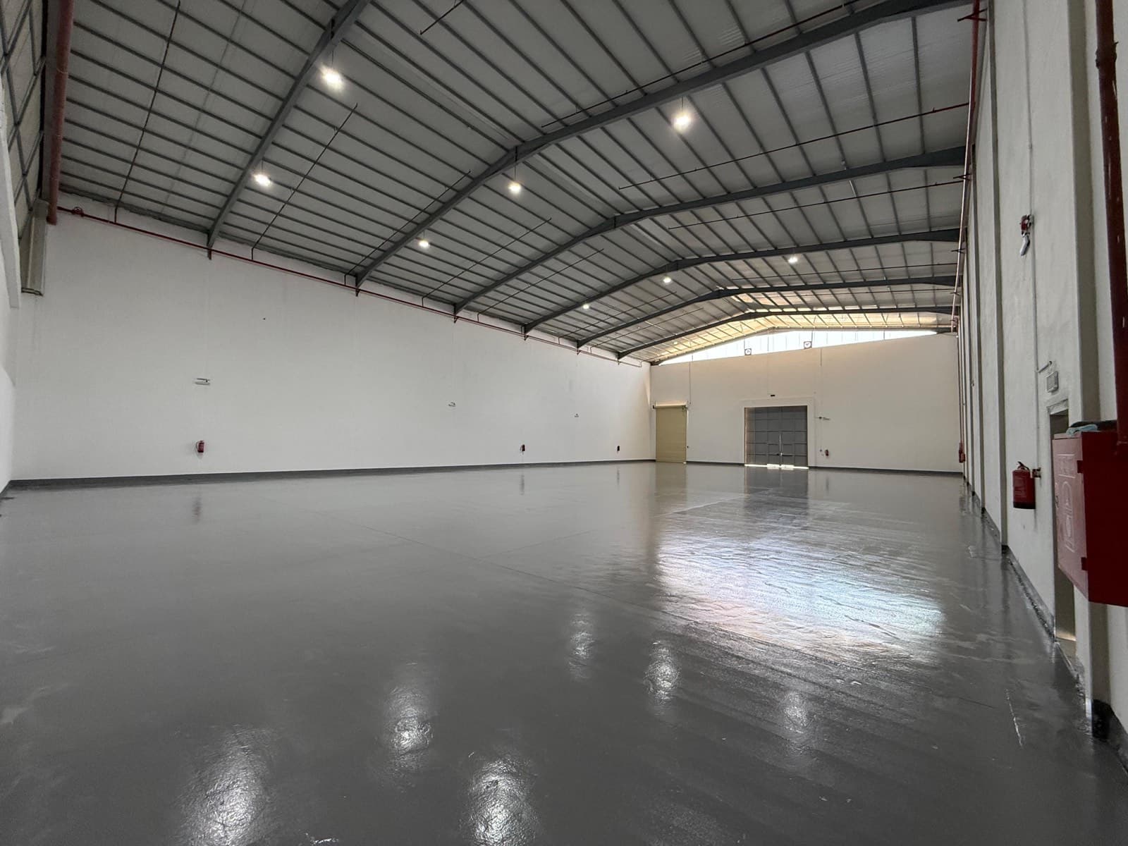 High-ceiling warehouse with a loading gate and fire-safety system