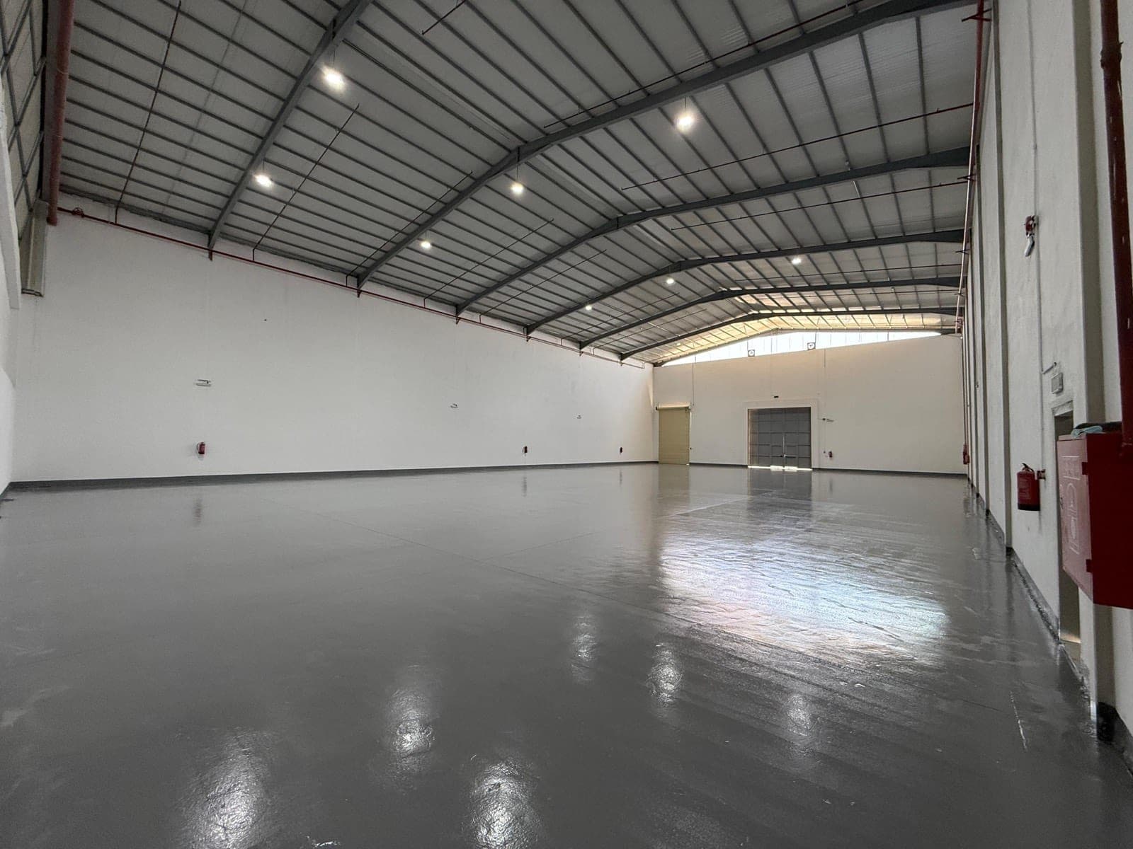 High-ceiling warehouse with a loading gate and fire-safety system